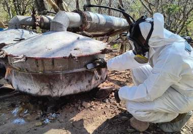 Vigilancia aérea y terrestre llevó a la Marina y la FGR a ubicar una instalación clandestina con insumos y equipo para fabricar droga sintética en una comunidad de Cosalá.