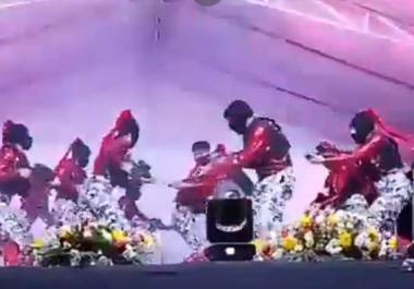 Durante la coreografía, los estudiantes bailaron música urbana y en una de las secuencias se proyectaron imágenes de presidentes municipales que han sido asesinados.