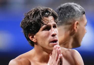 Videos de la Final del Mundial 2026 muestran que Giuliano Simeone perdió la marca de Ferran Torres mientras acomodaba su calceta.