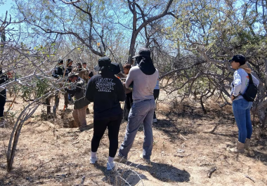 El llamado se da tras hallazgos recientes de fosas y osamentas en marzo, mientras autoridades despliegan seguridad por la alta afluencia en carreteras y zonas recreativas.