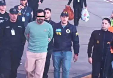 Fernando Farías Laguna llegó a México en un avión militar de la Armada tras ser expulsado de Argentina y será internado en el penal del Altiplano.