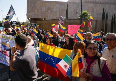 En el lugar, los asistentes corearon consignas y exhibieron carteles contra la intervención.