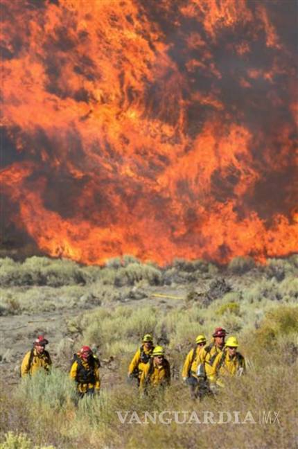 $!Bomberos ganan terreno contra incendio en sur de California