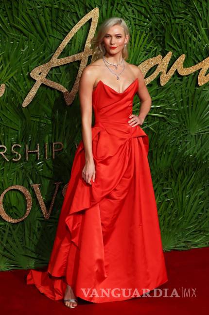$!La modelo estadounidense Karlie Kloss posa a su llegada a los Premios de la Moda Británica, en 2017, en el Royal Albert Hall de la ciudad de Londres (Reino Unido). EFE/EPA/Neil Hall