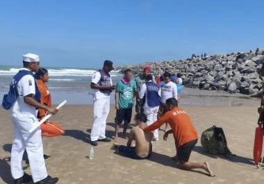 Rescate en Semana Santa: Semar auxilia a dos adultos con dificultad para salir del mar en Matamoros