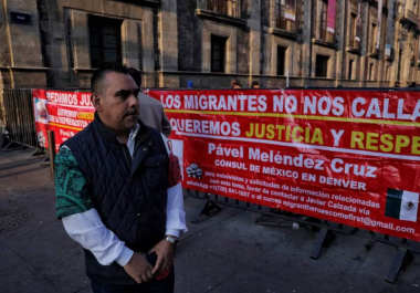 Connacionales llevaron su reclamo hasta el Zócalo para denunciar presuntas irregularidades en trámites y trato a mexicanos en una sede consular de Estados Unidos.
