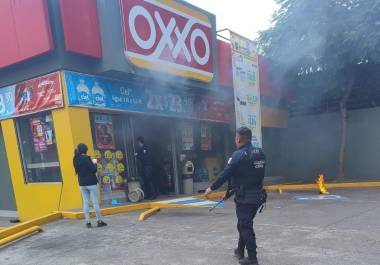 Se ha reportado el incendio de tiendas de conveniencia de la cadena Oxxo y vehículos por sujetos armados en Uruapan.