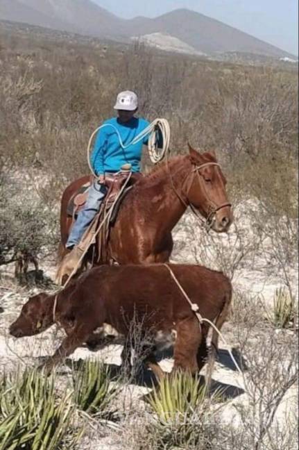 $!Amigos y familiares realizaron una emotiva cabalgata por las calles de Castaños en honor a Marco, recordando su pasión por montar a caballo.