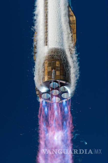 $!El cohete New Glenn. El aterrizaje controlado de la primera etapa de este cohete sobre una plataforma marítima, permitirá su reutilización en futuras misiones espaciales.