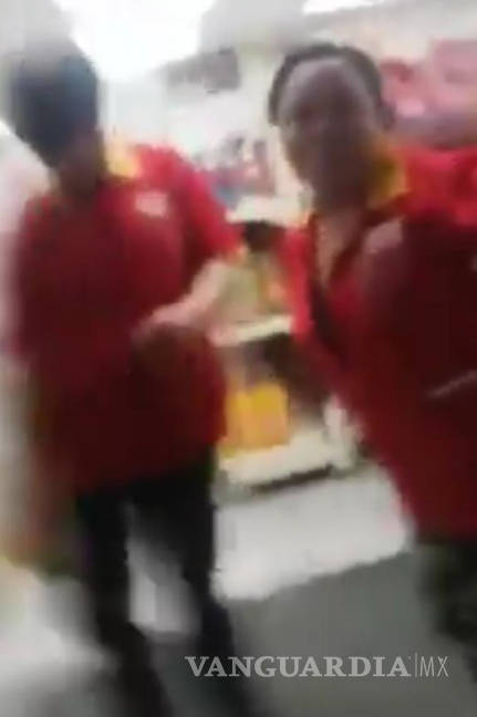 $!Acusan a empleados de Oxxo de golpear a mujer embarazada (VIDEO)