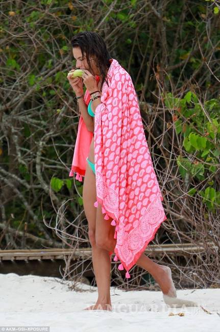 $!Alessandra Ambrosio luce despampanante en bikini