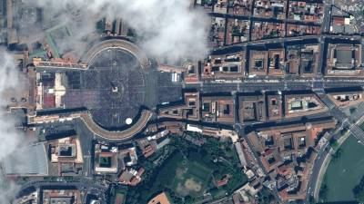 Imagen satelital que muestra la Plaza de San Pedro durante la misa funeral del Papa Francisco, en la Ciudad del Vaticano. De acuerdo con cifras del Vaticano, cerca 250,000 personas asistieron al funeral de Francisco.