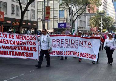 Hicieron entrega de un pliego petitorio que incluye, entre otros puntos, el mejoramiento de hospitales militares y el abasto de medicamentos.