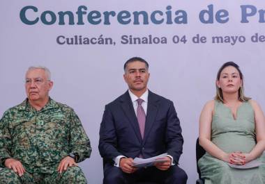Ricardo Trevilla Trejo, secretario de Defensa; Omar García Harfuh, secretario de Seguridad y Protección Ciudadana; y Yeraldine Bonilla Valverde, gobernadora interina de Sinaloa, en las instalaciones de la Novena Zona Militar.