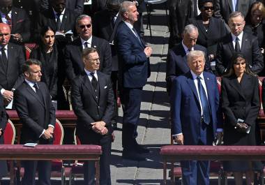 Diversos líderes mundiales, como Donald Trump, Emmanuel Macron y Felipe VI estuvieron juntos en la misa que despidió al Papa Francisco.
