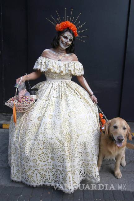 $!Una mujer disfrazada de catrina participa en la procesión de catrinas del Ángel de la Independencia al Zócalo capitalino.