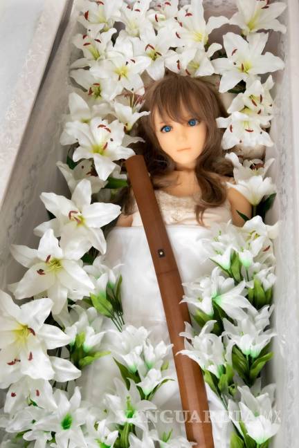 $!Love Doll Funeral da un eterno descanso a las muñecas sexuales