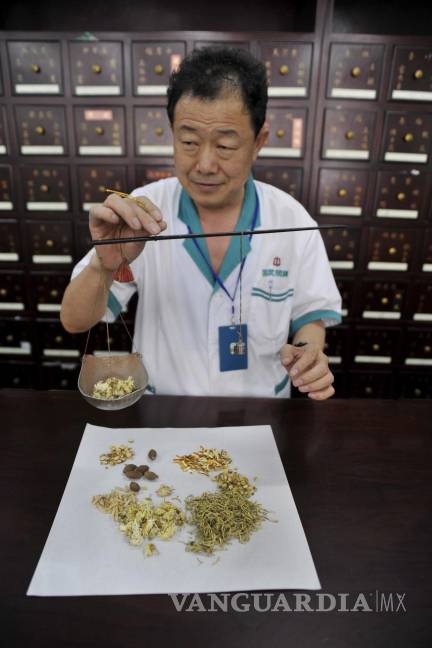 $!Un farmacéutico chino dispensa medicamentos tradicionales en Qingdao, sureste de China.