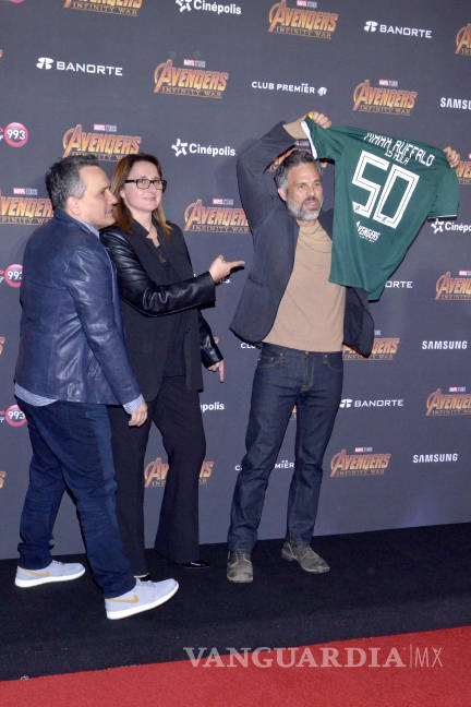 $!Mark Ruffalo se pone sombrero charro y la verde durante la promoción de Avengers en México