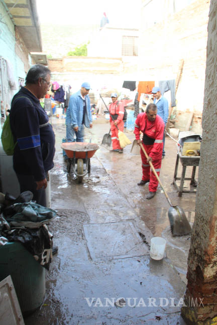 $!Recorre alcalde de Torreón colonias afectadas por la lluvia