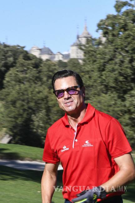 $!SAN LORENZO DE EL ESCORIAL (MADRID), 11/09/2025.- El expresidente mexicano Enrique Peña Nieto, quien reside en Madrid desde hace varios años tras su salida del país norteamericano en 2018, participó este jueves en un torneo de golf para recaudar fondos contra el cáncer de mama celebrado en el campo de golf de la localidad madrileña de San Lorenzo de El Escorial. EFE