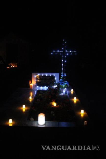 $!La luz de las veladoras y el amor de la comunidad iluminaron el Panteón San José en la tercera edición de la Alumbrada.