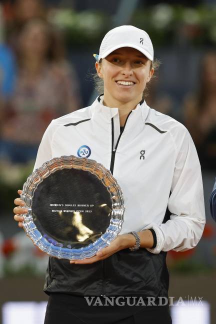 $!La tenista polaca Iga Swiatek recibió también un trofeo tras quedar segundo lugar en la Caja Mágica.