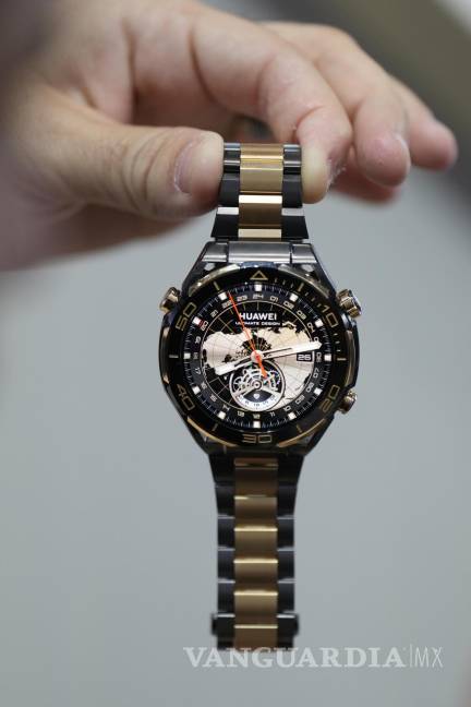 $!Un visitante manipula el nuevo Huawei Watch Ultimate Gold durante la jornada inaugural del MWC 2024 en Barcelona.