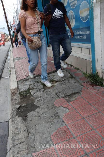 $!Banquetas como las de la imagen se encuentran en todo Saltillo.