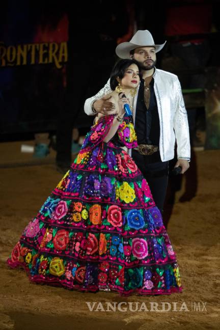 $!Ángela Aguilar y su hermano Leonardo Aguilar cantaron a dueto durante su presentación en el Jaripeo sin fronteras, en la Plaza México.