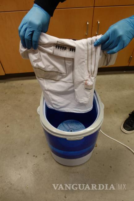 $!La camiseta 'generadora' puede lavarse sin usar detergente. EFE/UC San Diego