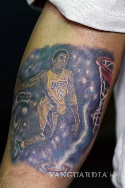 $!Saltillense se hace tatuaje de Kobe Bryant
