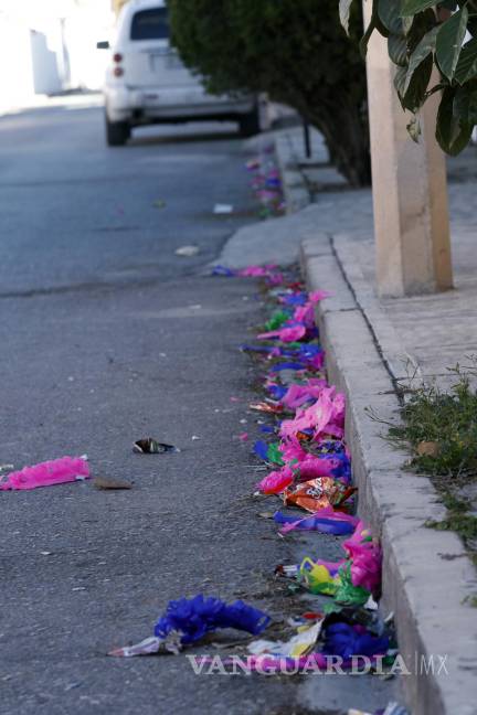 $!Restos de piñatas rotas contaminan las calles de Saltillo el día de Navidad.