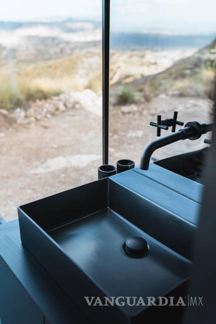 $!Vista interior, lavabo y exterior, del District Hive en el desierto de Gorafe (Granada, España).