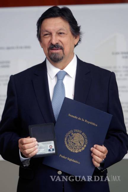 $!Después de 12 años, Napoleón Gómez Urrutia regresa a México para registrarse como senador