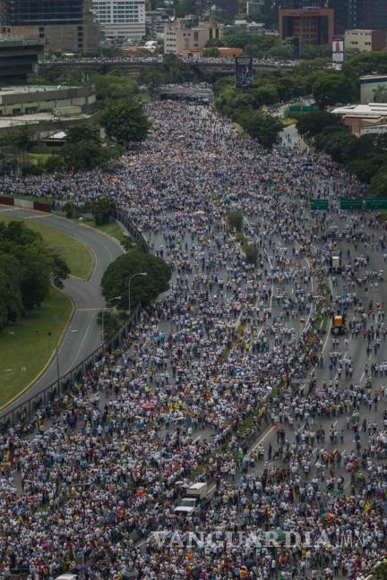 $!Miles de opositores piden un referéndum contra Maduro