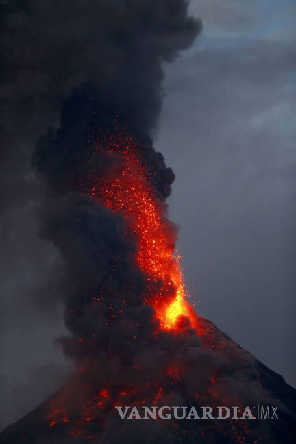 $!Volcán Mayon en Filipinas arroja ríos de lava y columnas de cenizas