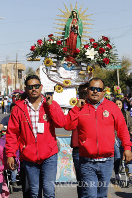 $!La clase trabajadora demuestra su fe, peregrinando dos horas para ver a la Virgen de Guadalupe en Saltillo