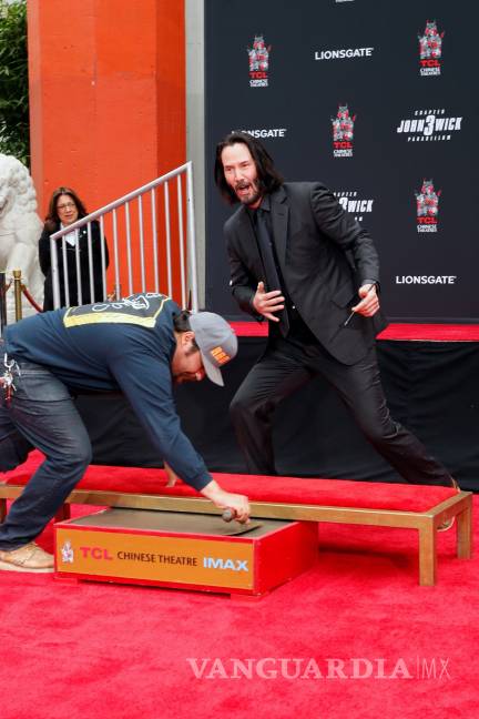 $!Keanu Reeves inmortaliza sus huellas y firma en Hollywood