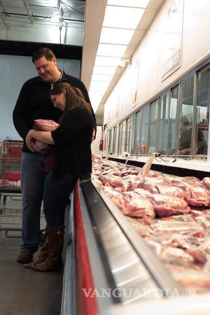 $!Pareja se jura amor en Costco