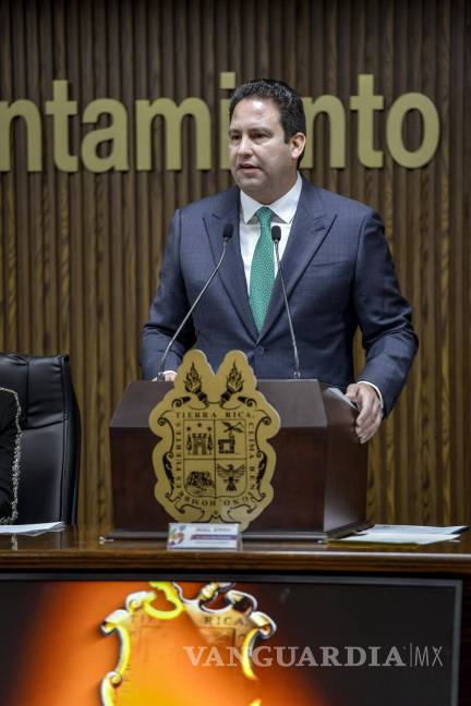 $!Javier Díaz González durante la presentación de su plan de gobierno, enfocado en movilidad sostenible y calidad del aire.