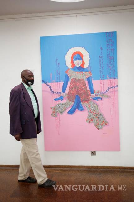 $!Un hombre pasa junto a una pintura sobre COVID-19 en la Galería Nacional de Arte en Harare, Zimbabwe. EFE/EPA/Aaron Ufumeli