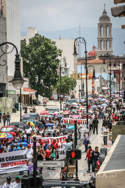 $!Marchan saltillenses en contra de la ‘represión’ en Oaxaca
