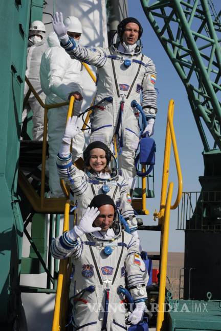$!Una foto que está disponible en el sitio web oficial de la Corporación Espacial Estatal Rusa ROSCOSMOS / Centro Espacial Sur muestra a los miembros de la Expedición 66 de la Estación Espacial Internacional (ISS), la actriz Yulia Peresild (C), el cosmonauta Anton Shkaplerov (batuta) y el director de cine Klim Shipenko Ola de embarque a la nave espacial Soyuz MS-19 antes del lanzamiento en el cosmódromo ruso de Baikonur, Kazajstán. EFE/EPA/SPACE CENTRE SOUTH/ROSCOSMOS