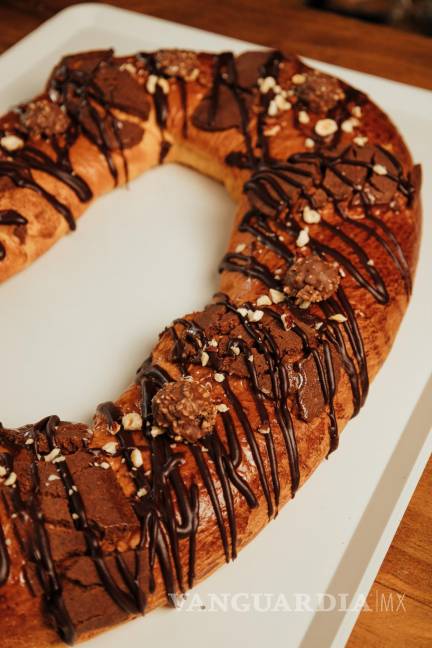 $!Delibaguette deslumbra con su rosca de Ferrero, rellena de crema de avellana y cubierta con trozos del icónico chocolate, perfecta para los amantes de lo dulce.