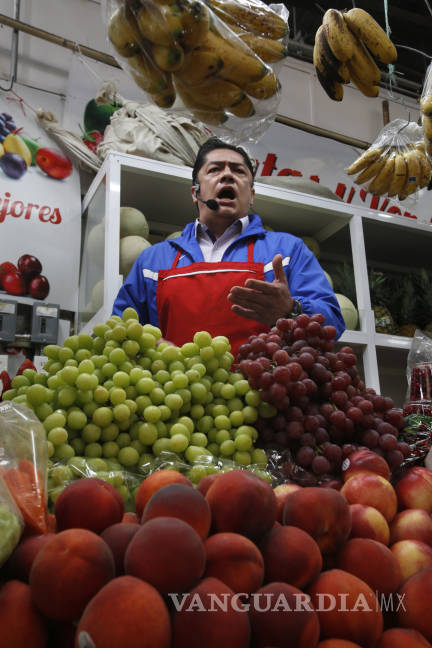 $!Entre aguacates, tomates y cebollas, cantantes de ópera amenizan las compras en mercados en la Ciudad de México