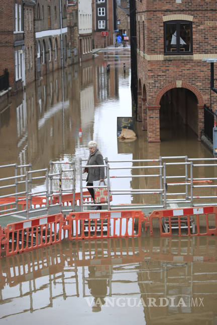 $!Tras 48 horas lluvias Dennis ahoga al Reino Unido, mira estas imágenes