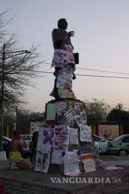 $!Monumento cubierto de pintura y carteles tras la manifestación.