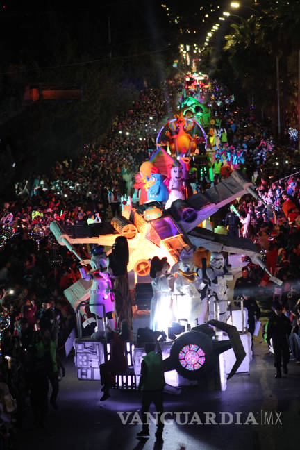 $!Endulza Desfile Navideño a miles en Saltillo
