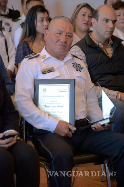 $!Elemento de la Policía Municipal de Saltillo recibe galardón por trayectoria